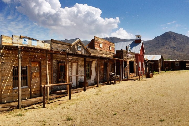 Step back in time as you wander through rustic ghost towns with historic saloons and stunning desert landscapes all while enjoying a classic Wild West experience in Arizona.